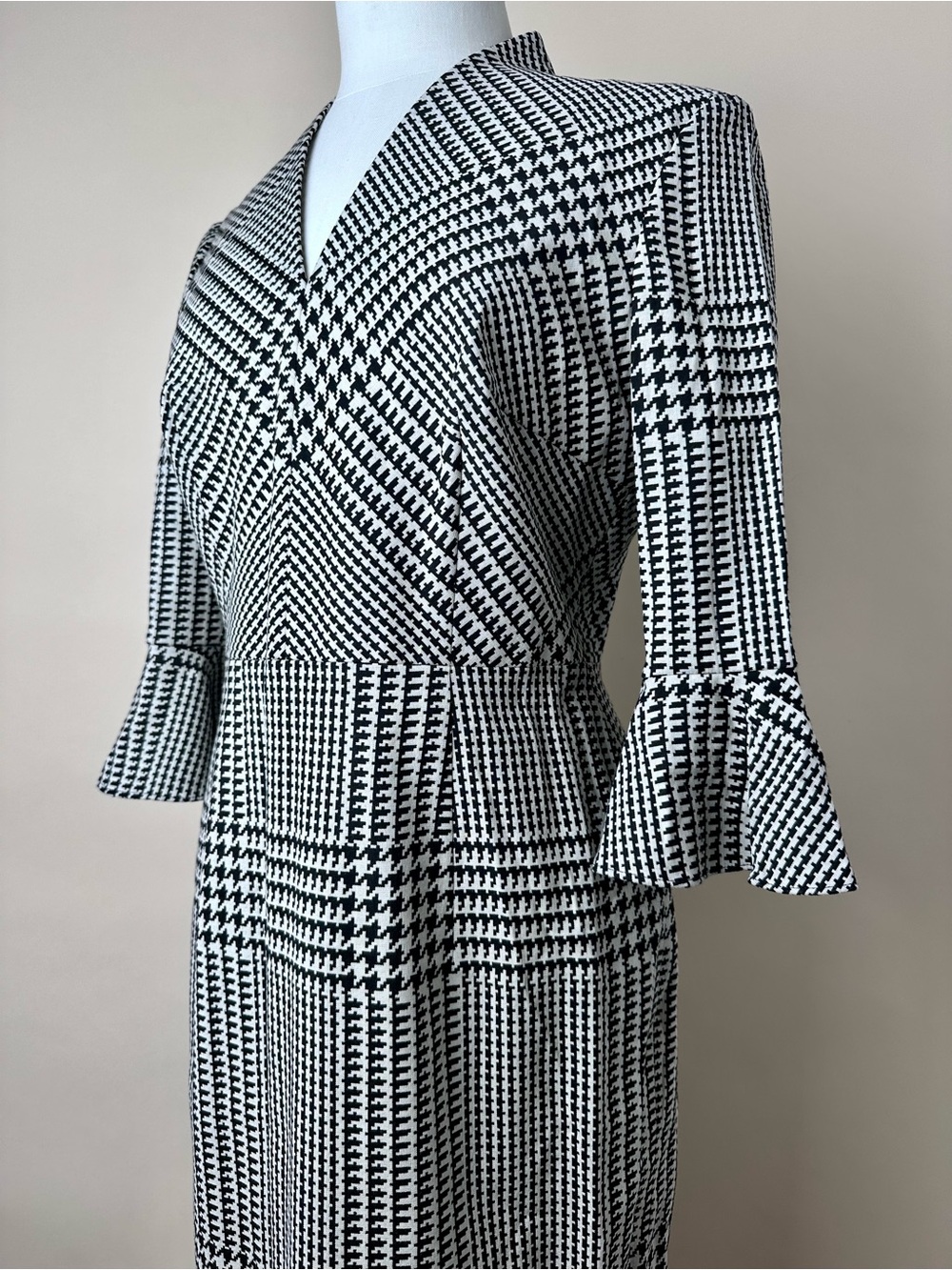 Escada V-Neck Bell-Sleeve Houndstooth Sheath Dress - Picture 4 of 11